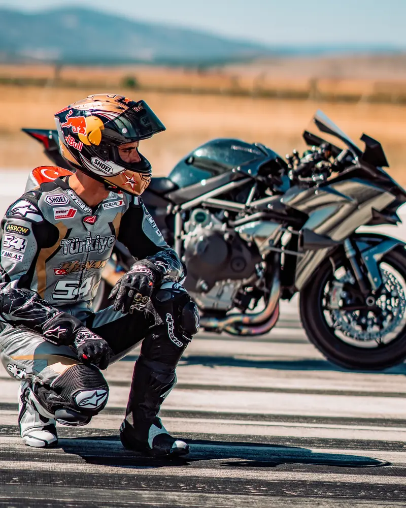 Red Bull kasklı yarışçı ve Kawasaki H2